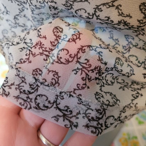 Mesh filigree vine print long sleeve top - Picture 6 of 10